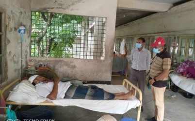কয়রা উপজেলা স্বাস্থ্য কমপ্লেক্সে রোগীদের খােজ খবর নিলেন অধ্যাপক ডাঃ শেখ শহিদ উল্লাহ