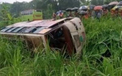 খুলনা সাতক্ষীরা মহাসড়কে বাস দুর্ঘটনা আহত ৮