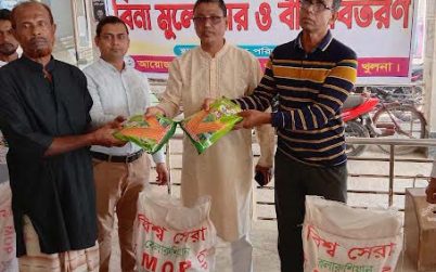 কয়রায় কৃষকদের মাঝে সার ও বীজ বিতরন
