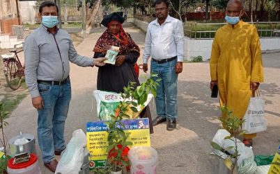 কয়রায় সবজি চাষীদের মাঝে কৃষি উপকরন বিতরন