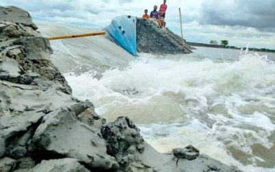 কয়রায় বেড়িবাঁধ ভেঙে ৩ গ্রাম প্লাবিত