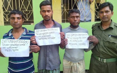 কয়রার কাঁকড়া ধরার অপরাধে ৩ জেলে আটক