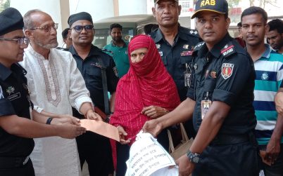 কয়রায় আত্মসমর্পণকারী ১৩ বনদস্যুর  মাঝে  ঈদ সামগ্রী বিতরন