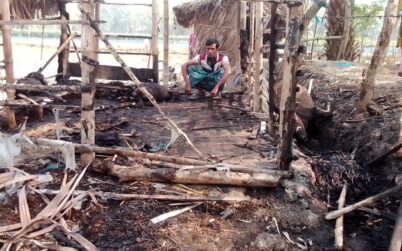 কয়রায় দুবৃত্তের দেওয়া আগুনে পুড়ে মারা গেছে গরু ছাগল