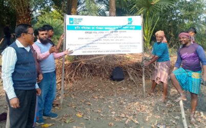 কয়রায় ইসলামি রিলিফের উদ্যোগে পুকুর সংস্কার কাজের উদ্বোধন 