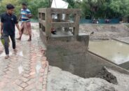 কয়রায় বেড়িবাঁধের স্লুইসগেটে ভয়াবহ ধ্বস আতঙ্কে এলাকাবাসী