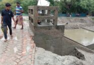 কয়রায় বেড়িবাঁধের স্লুইসগেটে ভয়াবহ ধ্বস আতঙ্কে এলাকাবাসী