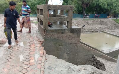 কয়রায় বেড়িবাঁধের স্লুইসগেটে ভয়াবহ ধ্বস আতঙ্কে এলাকাবাসী