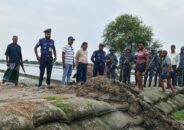 কয়রায় বেড়িবাঁধের অবৈধ পাইপ অপসারণ 