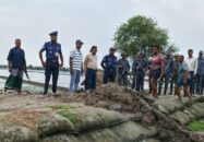 কয়রায় বেড়িবাঁধের অবৈধ পাইপ অপসারণ 