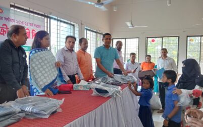 কয়রায় শিক্ষা উপকরণ ও ক্রীড়া সামগ্রী বিতরণ