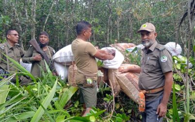সুন্দরবনে অভিযান ১৮ বস্তা অবৈধ শুটকি চিংড়ি জব্দ