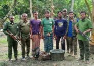 সুন্দরবনে অবৈধভাবে কাঁকড়া ধরার অপরাধে ৩ জেলে আটক